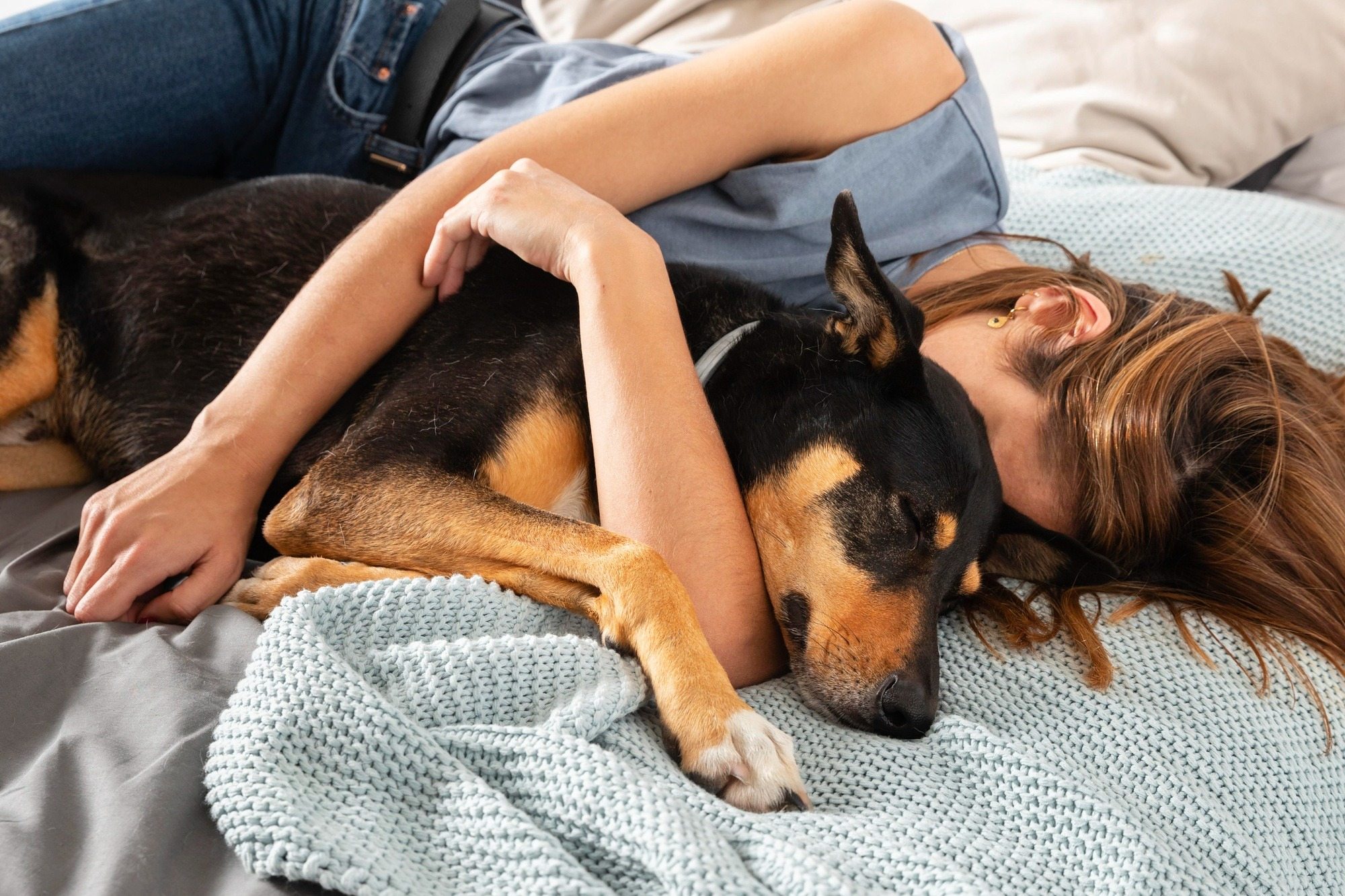 Una madre duerme con su perro, ¡sin imaginar lo que sucederá a medianoche! ➤ Globenow.info
