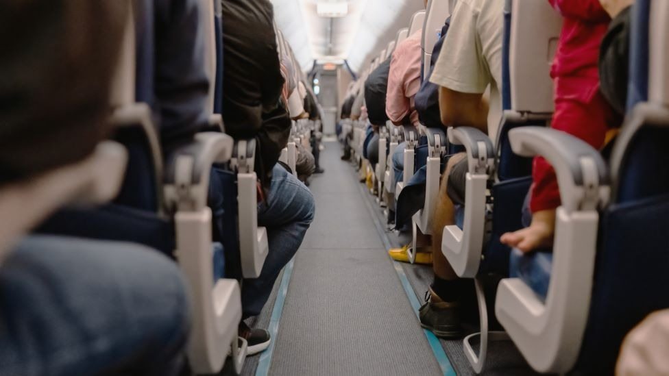 Jemand ist an Bord eines Flugzeugs gestorben. Sie werden schockiert sein, was mit ihm geschieht