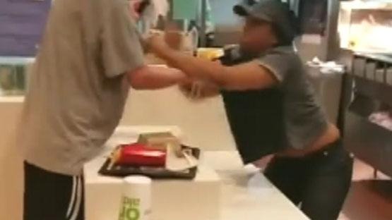 Video: Massenschlägerei bei McDonald’s: Mitarbeiter und Kunden bewerfen sich mit Essen ➤ Globenow.info