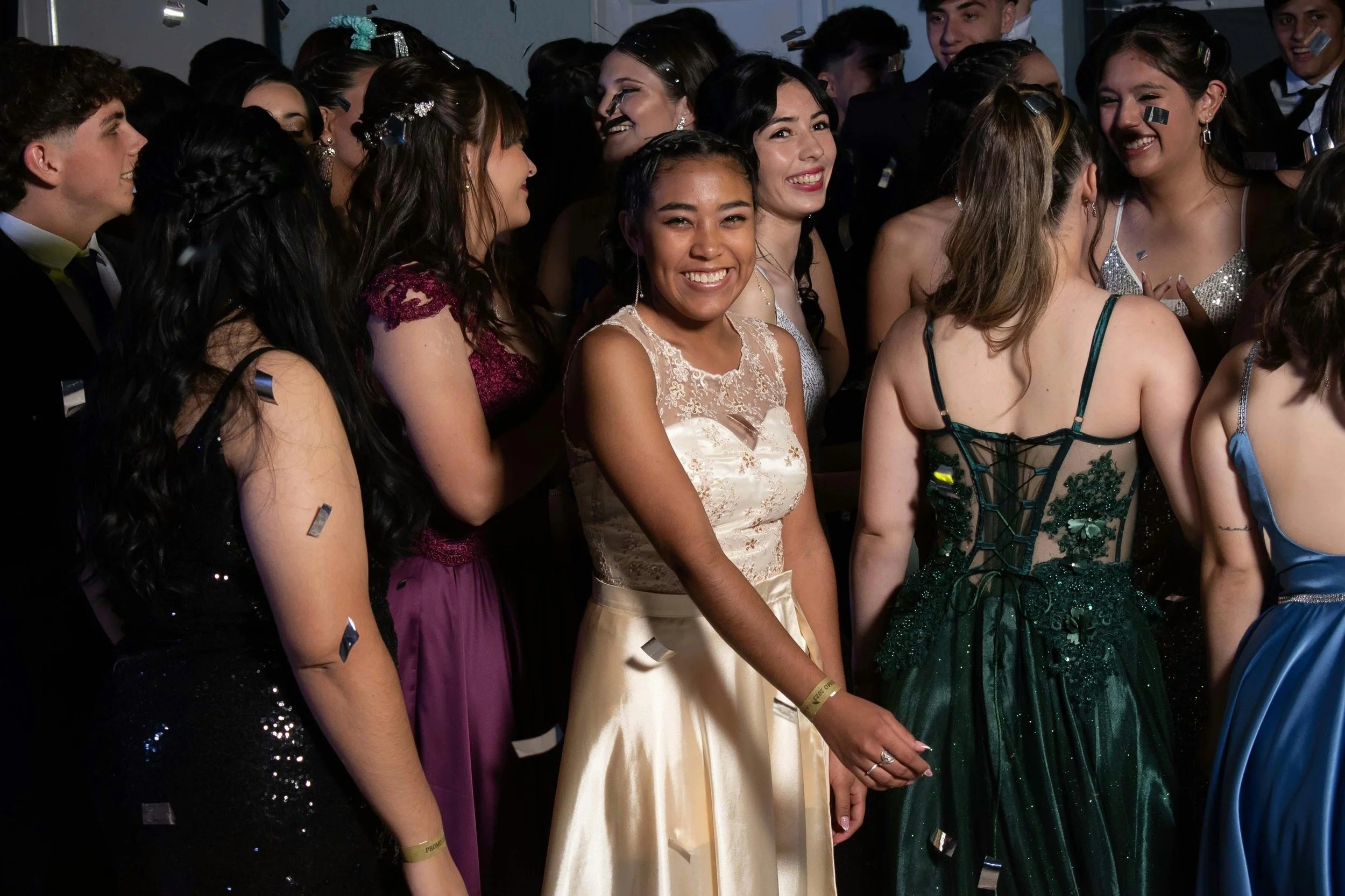Essas garotas rejeitam o convite de um garoto para o baile de formatura. Elas ficam surpresas ao ver quem aceitou