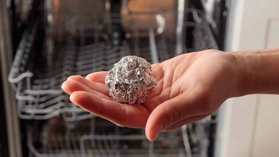 ¿Por qué usar papel de aluminio en el lavavajillas y cuáles son los resultados?