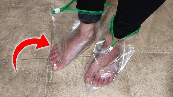Immer mehr Menschen stecken ihre Füße in Plastiktüten – und das aus gutem Grund! ➤ Globenow.info