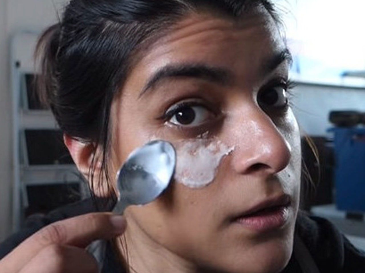 La idea de usar bicarbonato de sodio para eliminar las bolsas bajo los ojos es, cuanto menos, cuestionable