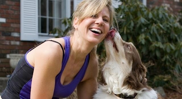 Los lametones de perro no son besos. Esto es lo que tu perro realmente quiere decir cuando lame…