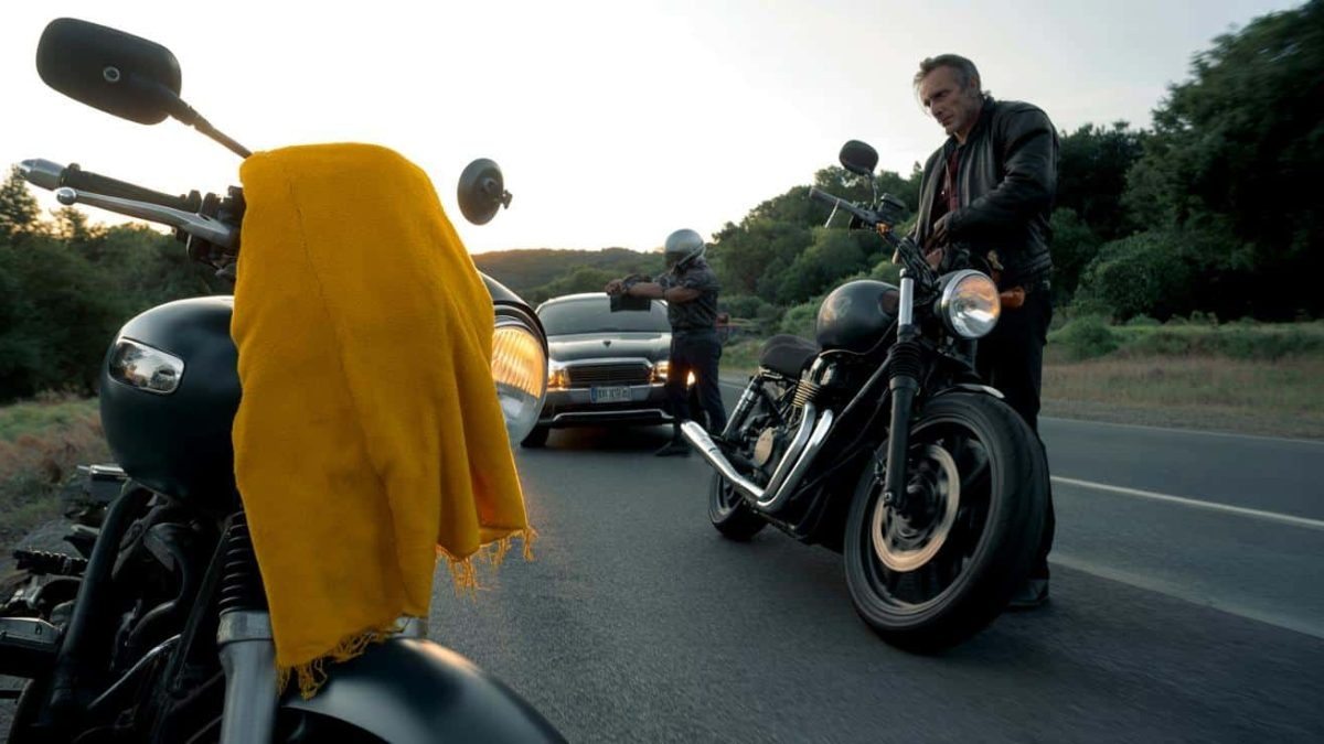 Motociclistas abordam caminhoneira sem saber que ela é uma pessoa conhecida
