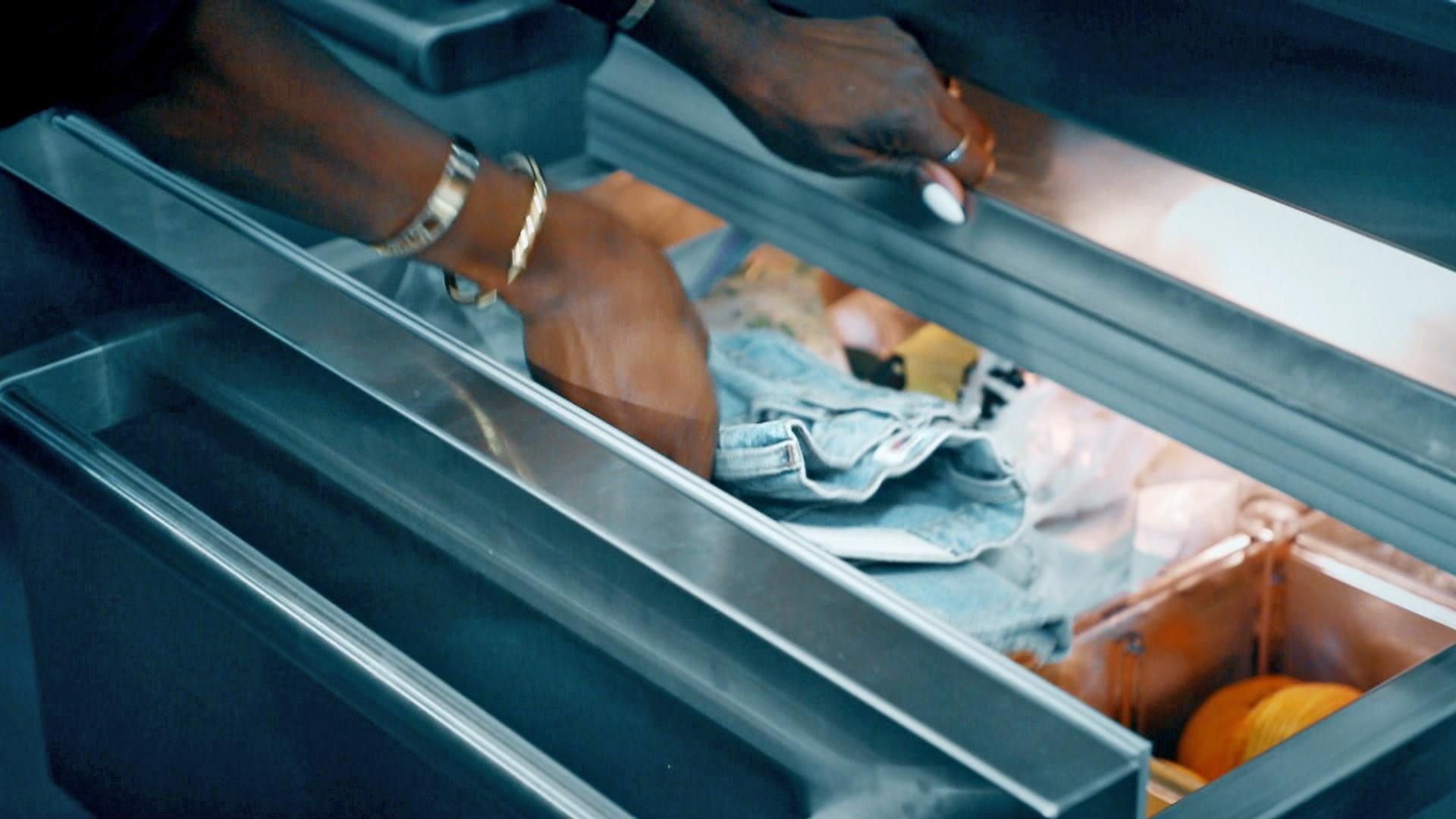 Sie legte eine Jeans über Nacht ins Gefrierfach und schaute, was am nächsten Morgen passierte ➤ Globenow.info