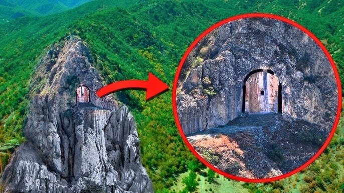 Er entdeckte eine winzige Tür in einem Berg – und erkannte zu spät, warum sie versteckt war ➤ Globenow.info