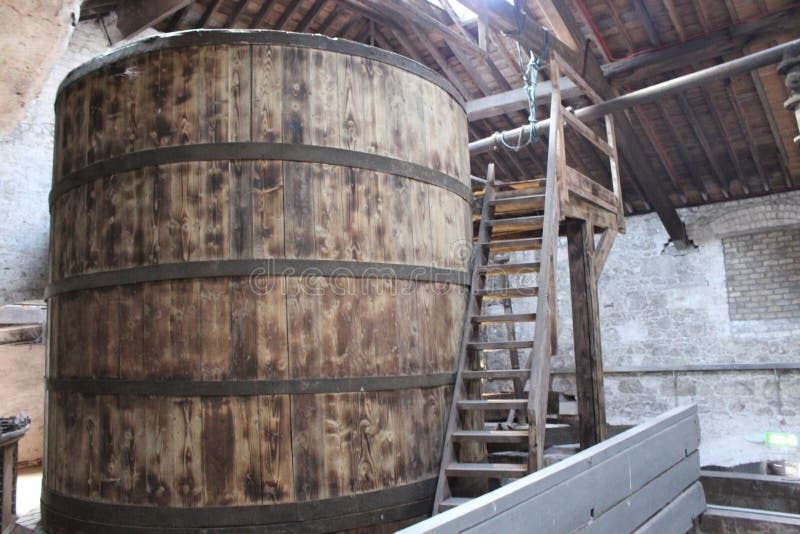 Este hombre transformó una antigua cuba de whisky en una vivienda única: descubre esta extraordinaria casa