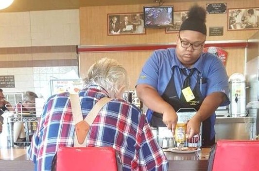 Eine Kellnerin im Waffle House, deren freundliche Geste zwei Leben für immer veränderte