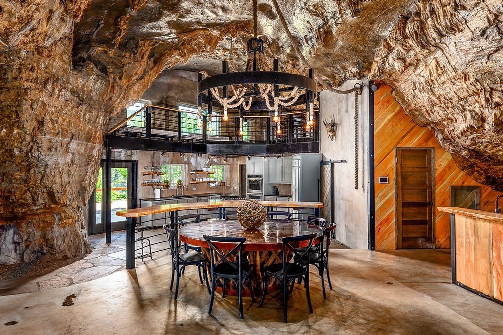 Uma mulher de 78 anos construiu a casa dos seus sonhos dentro de uma caverna — e o interior impressiona todos os visitantes