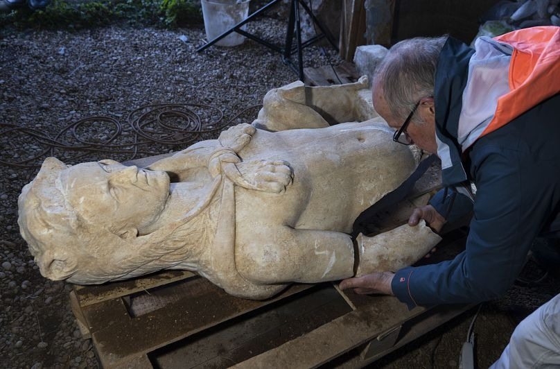 Ein Archäologe entdeckte antike Statuen, doch Laboruntersuchungen brachten etwas Unglaubliches ans Licht ➤ Globenow.info