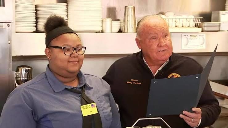 Eine Kellnerin im Waffle House, deren freundliche Geste zwei Leben für immer veränderte ➤ Globenow.info