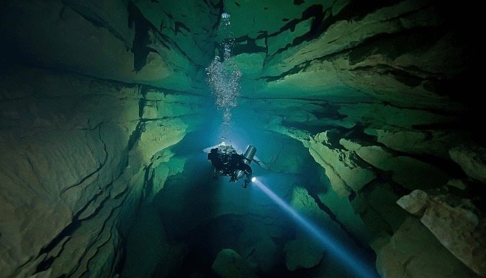 Sie hielten es für einen seltsamen Gegenstand im Wasser – doch die Entdeckung hätte sie beinahe das Leben gekostet